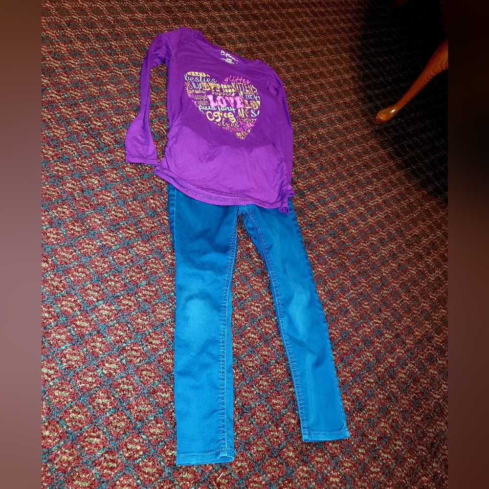 Girls size small/medium (6/6x-7/8) two piece outfit